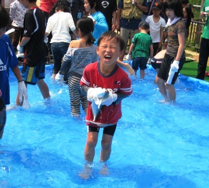 2010.05.04_魚つかみ大会3