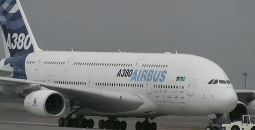 A380右側面２段に搭乗口　足タイヤいっぱい.jpg