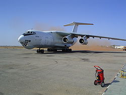 ☆ウィキ画像　Ｉｌ－７６Ｔ　250px-Sudan_Nyala_Airport_Ilyushin-76.jpg