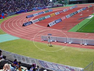 　　　を取り合い