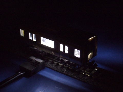 中間車室内灯ライトダウン
