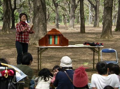 お話の森　子供たちは聞き入っていた！