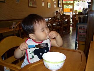 うどんを食べる