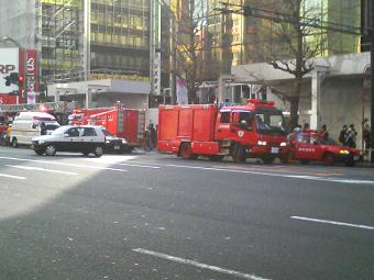 中央通りに停まっている消防車他