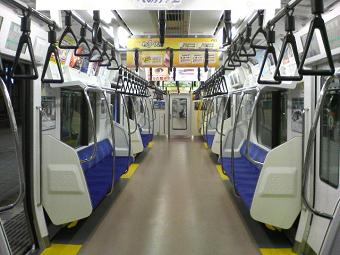 E233系車内（桜木町駅にて）