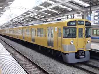 西武新2000系（西武新宿駅にて、2010年5月8日15:09撮影）