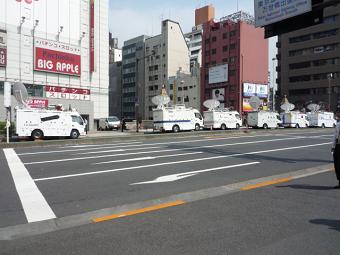 万世橋に停まるテレビ局の車両（その1）