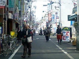 線路手前を右折後は直進