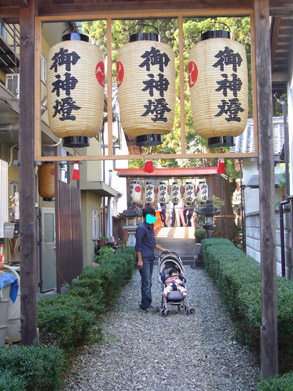 お宮さん入り口で.jpg