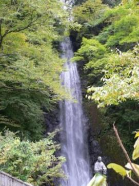 白糸の滝のお万さま銅像