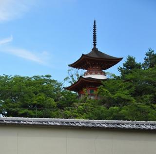 二階からは遠くに多宝塔が・・。