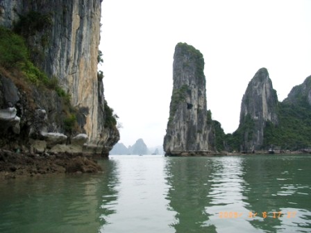 ハロン湾 水が緑色です。