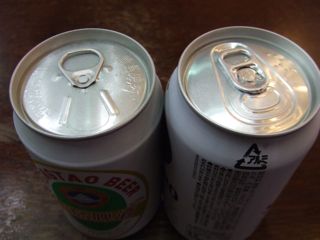 青島ビールのプルタブ（左）