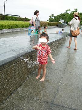 ガーデンパークで水遊び