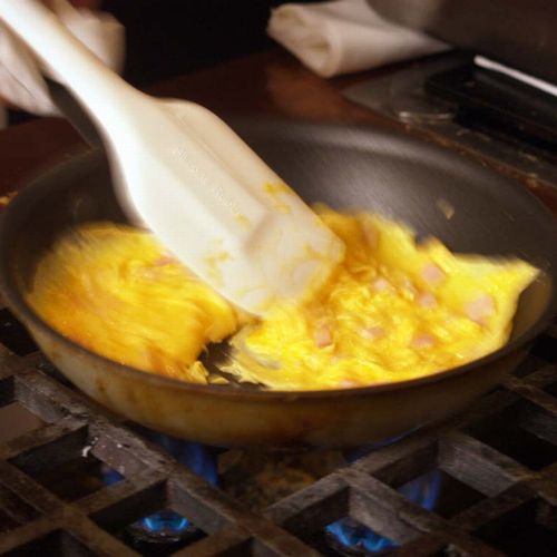 中火で熱したフライパンにバター少量を溶かし、材料を合わせて溶いた卵にベーコン＆チーズを入れ手際よく混ぜる