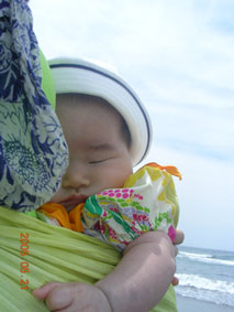 あーちゃん海で寝る