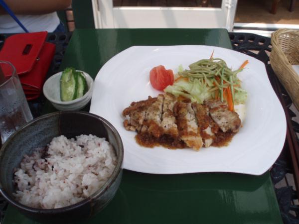 チキンと茶蕎麦添え