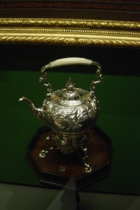 午後の紅茶の銀製のお値段の高そうな急須