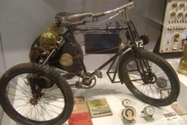 世界初の三輪車オートバイ