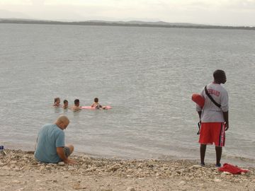 Jazz_Festival_ライフガードと砂遊びする男性