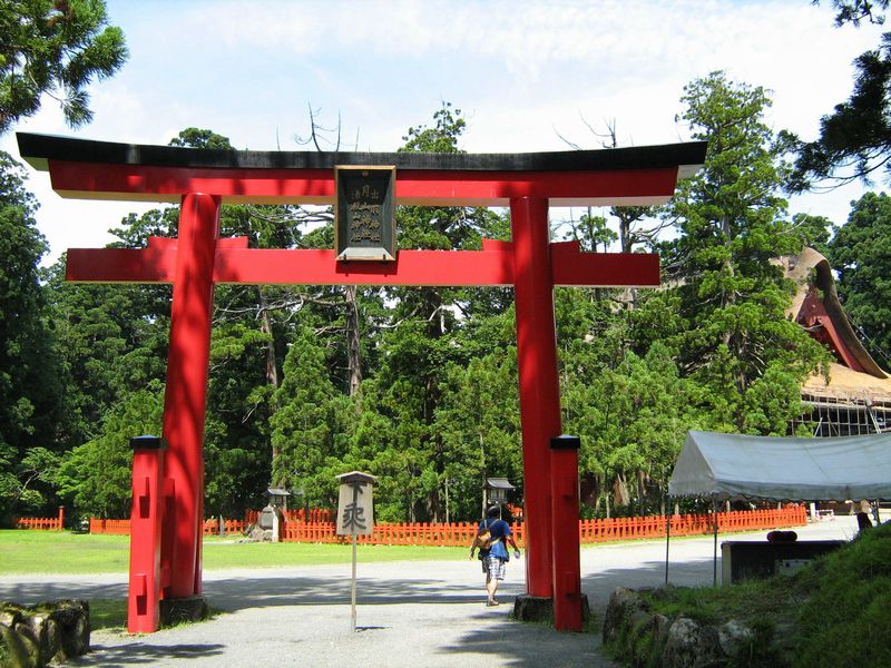 三神合祭殿の鳥居