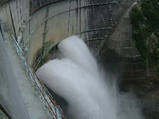 黒部ダム　放水中だった、虹はなかった