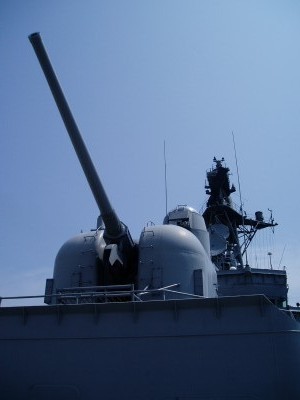 コピー ～ ２００７．８．３ 護衛艦体験航海 「はたかぜ」艦首5インチ単装速射砲.jpg