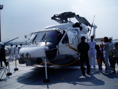 コピー ～ ２００７．８．３ 護衛艦体験航海 「ゆうぎり」飛行甲板上の「SH-60J」.jpg