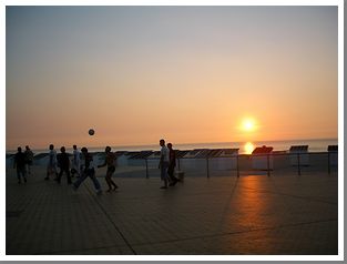 夕暮れの遊歩道