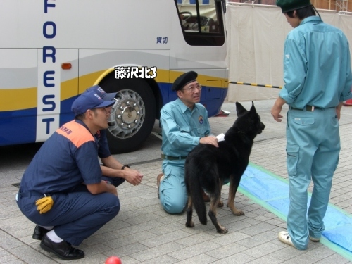 話を熱心に聞く隊員さん