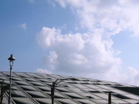 図書館屋根と雲.jpg