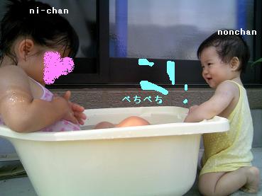 水遊びペチペチ.JPG