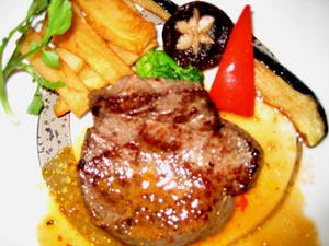 牛フィレ肉のステーキ スパイシーソース