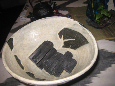 備長炭を並べる