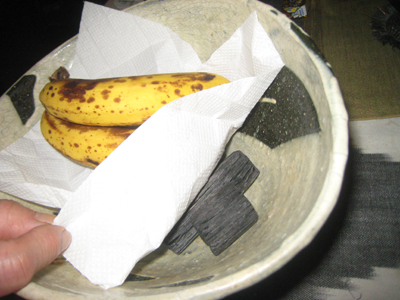 備長炭の上に紙を敷き、バナナを