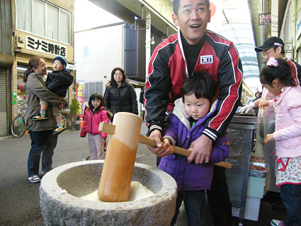 餅つき男の子.jpg