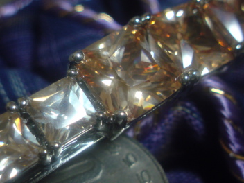 大小のスクエアが並ぶCZのバレッタ【Yage　ヤージュ】