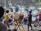 太鼓。島の太鼓は２人で叩きます。