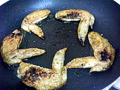 ついでに手羽もカリリと焼いて