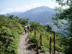 14:04　下山途中　平らな路で