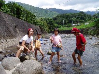 030828 11:27 屋久島有用植物リサーチパーク近くの川で