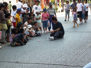 子どもたちはマジックに夢中です。