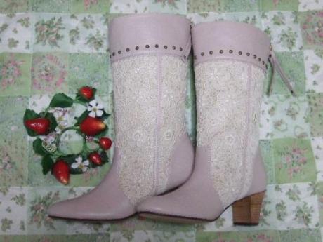 ピンクレースのブーツ
