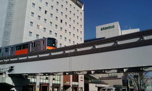 立川駅南口とモノレール