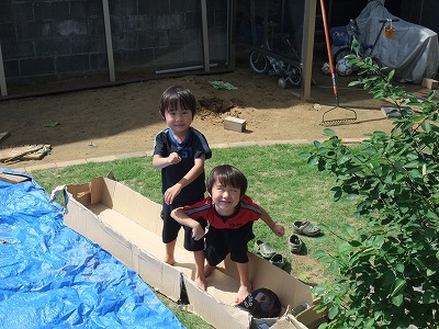 遊ぶ双子 (2).jpg