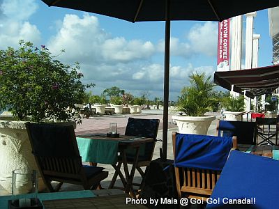 ビーチ沿いのカフェ