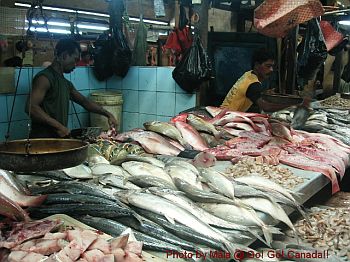 伝統的なマーケットでの魚