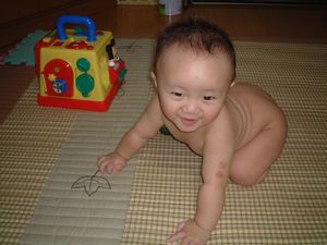 全裸でハイハイ