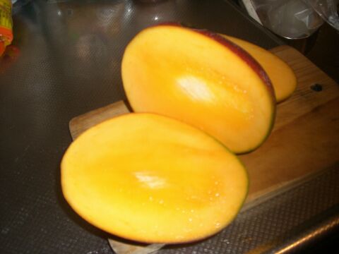 完熟宮崎マンゴー３つに切りました２