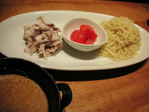 白金豚のつけ麺～春トマトのコンカッセ